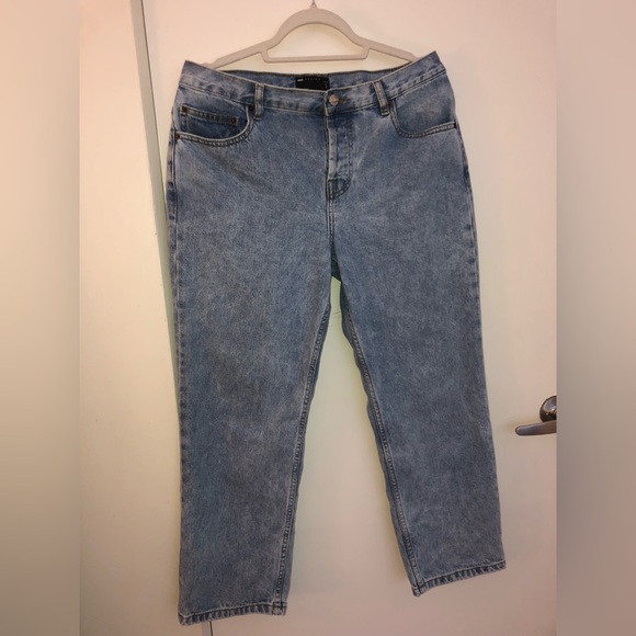 ASOS DESIGN 90s Petite straight jeans in vintage lightwash - Picture 3 of 4